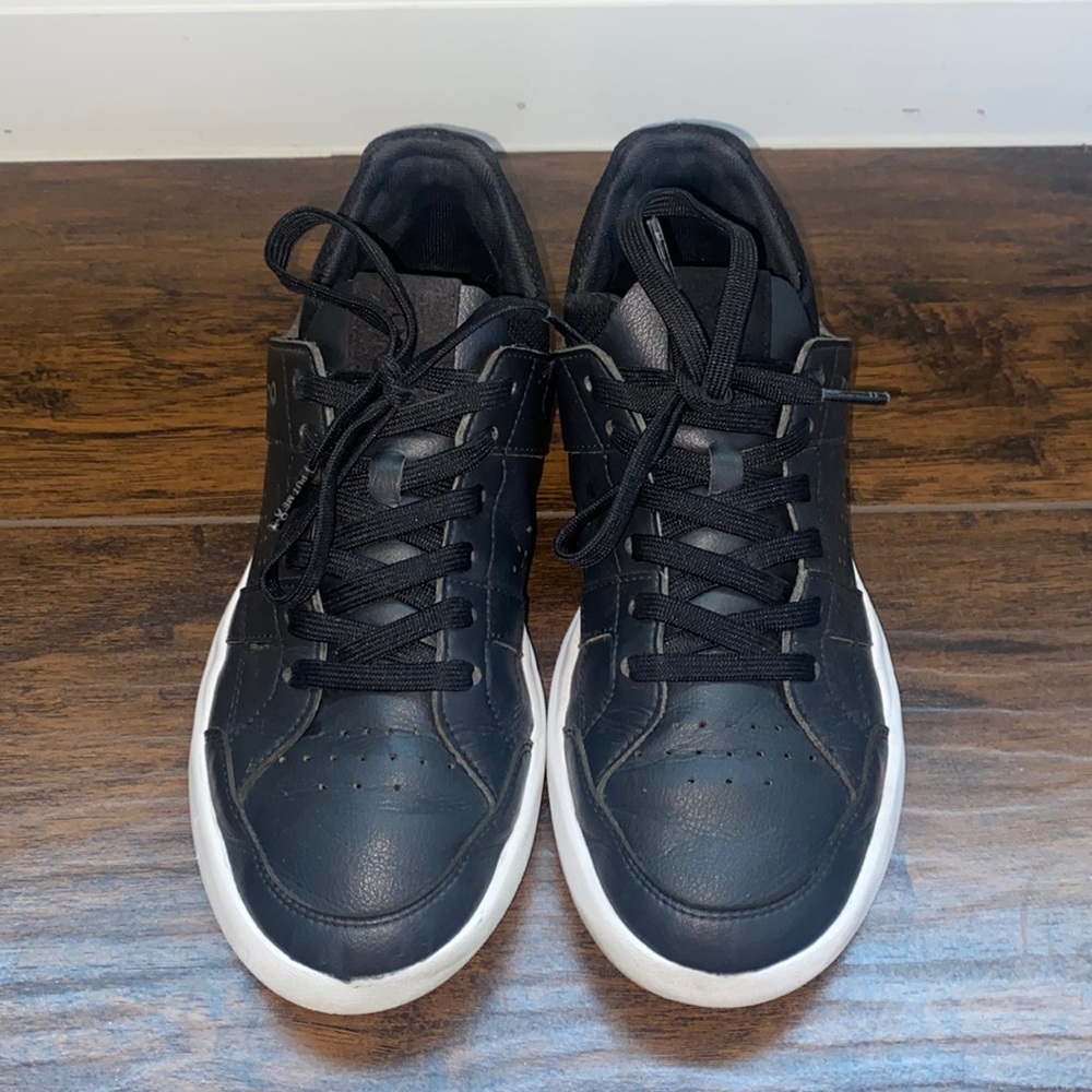 The Roger Clubhouse Black On Cloud sneakers